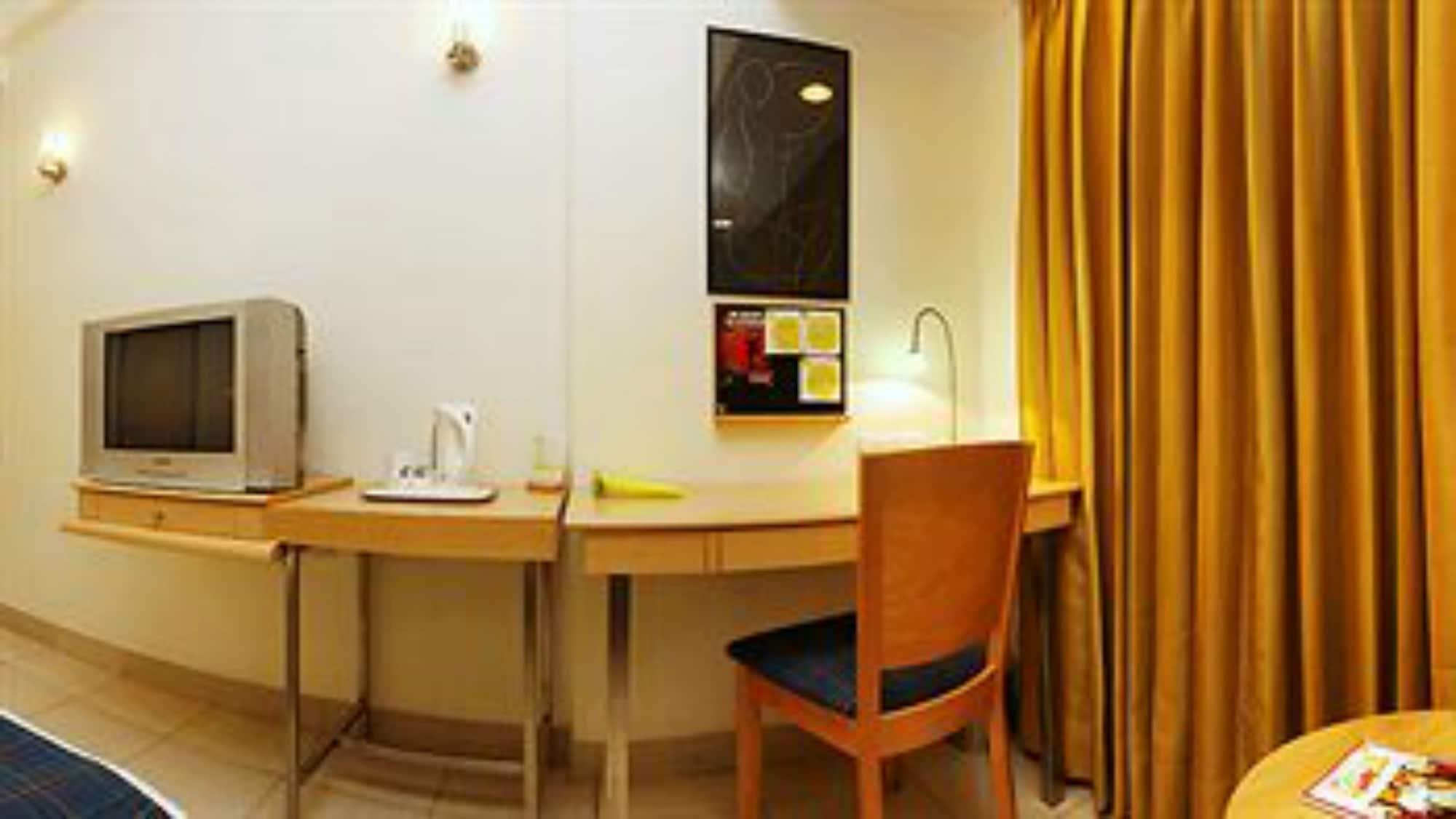 Lemon Tree Hotel, Udyog Vihar, Gurugram Gurgaon Bagian luar foto