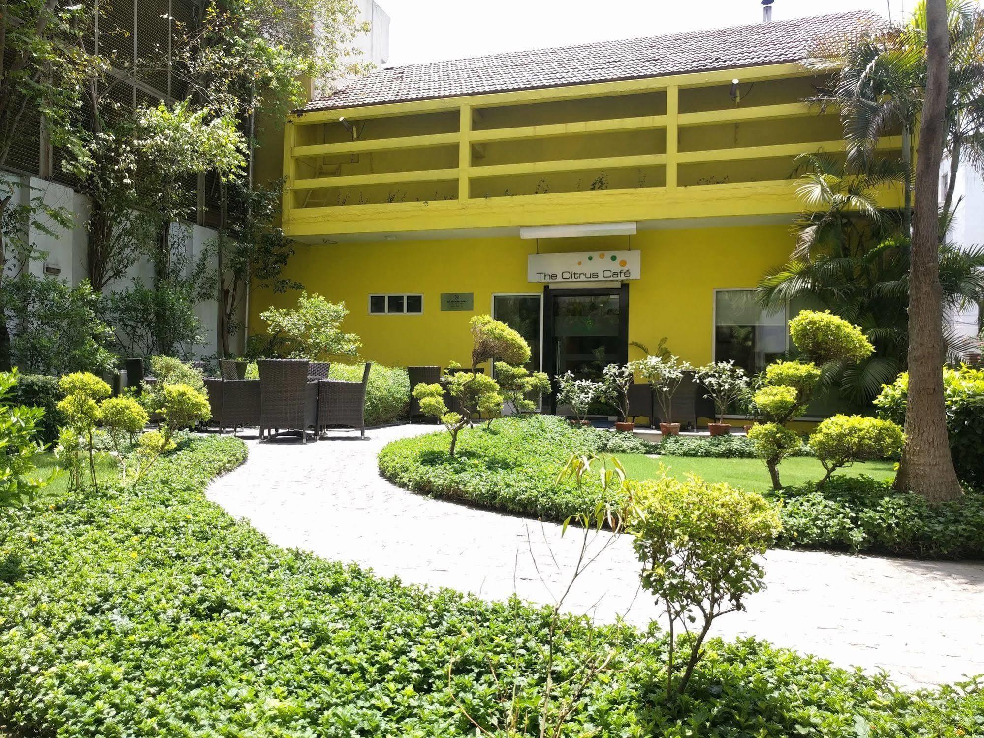 Lemon Tree Hotel, Udyog Vihar, Gurugram Gurgaon Bagian luar foto